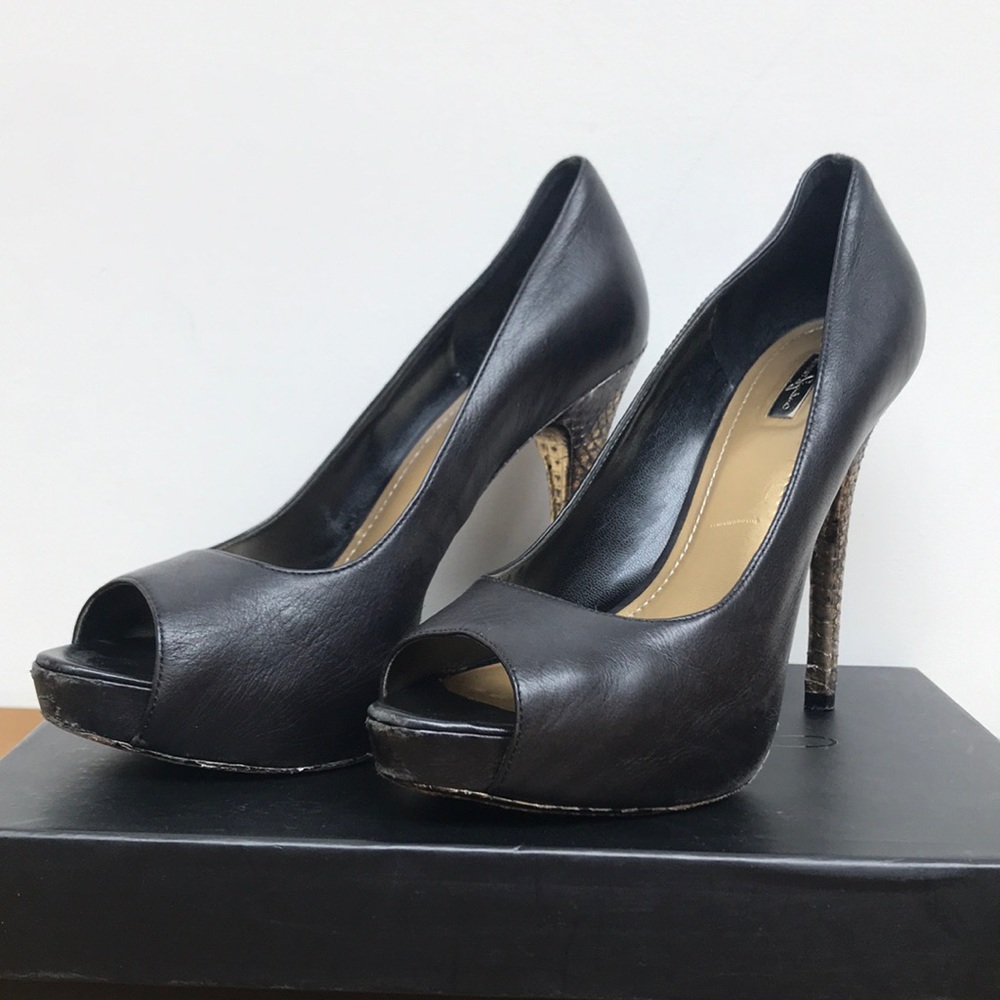Report Signature Black and Snakeskin Heels